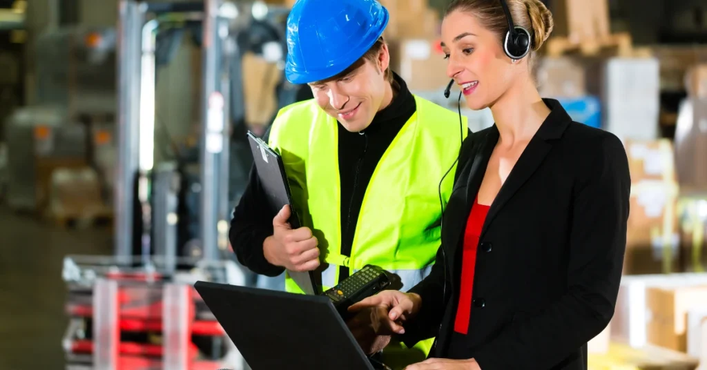 China Buying Agent: Benefits & Risks Every Importer Must Know 2 china buying agent discussing with supplier